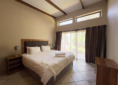 Postel nebo postele na pokoji v ubytování Manor Hills Guest Lodge