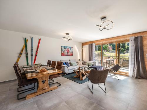un salon avec une table et un canapé dans l'établissement Le Thélème 401 - Châtel - Bo Immobilier - Multipass été 2025 offert, à Châtel