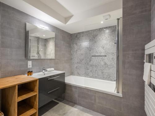 une salle de bain avec une baignoire, un lavabo et une douche dans l'établissement Le Thélème 401 - Châtel - Bo Immobilier - Multipass été 2025 offert, à Châtel
