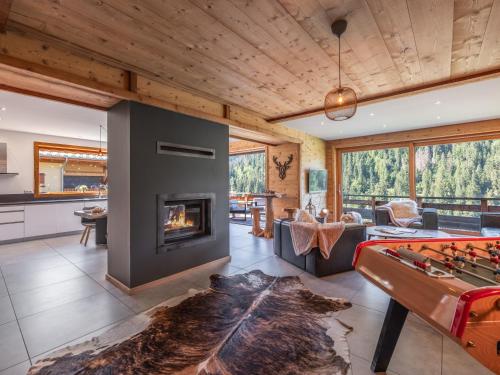 - un salon avec un billard et une cheminée dans l'établissement Chalet 1100 - Bo Immobilier Chatel - à mi-chemin du centre et du Linga - jacuzzi sauna et cheminée, à Châtel
