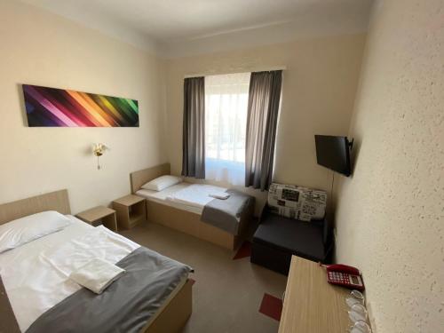 Free bus to city center, Free breakfast