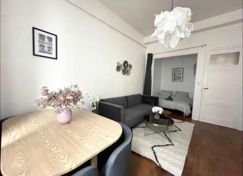 un salon avec une table et un canapé dans l'établissement Appartement Brunard, à Lyon