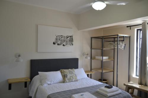 Postel nebo postele na pokoji v ubytování Zebra Cottage