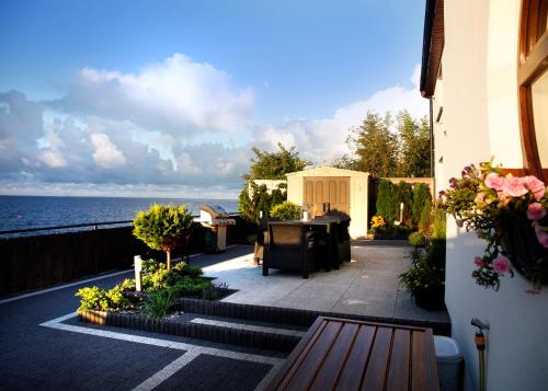 a balcony with a table and chairs and the ocean at Apartamenty 5 metrów od morza in Rewa
