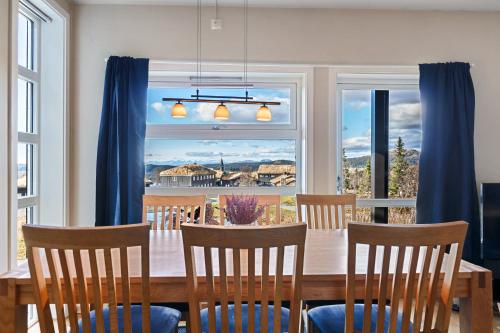 a dining room with a table and chairs and a window at Naturopplevelser året rundt i Valdres Ski in out Panoramautsikt in Aurdal