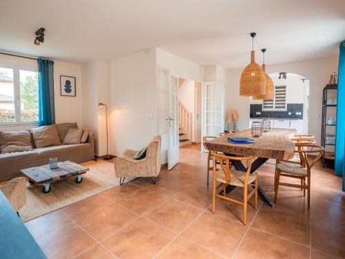 Photo de la galerie de l'établissement Modern villa with large garden, à Les Forges