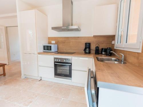 Photo de la galerie de l'établissement Modern villa with large garden, à Les Forges