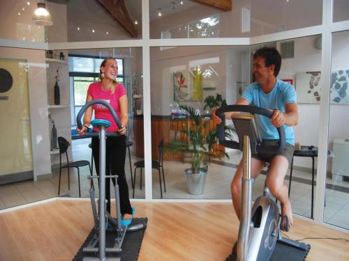 - un vélo d'exercice dans une salle de sport dans l'établissement Chalet in France with Garden Terrace, à Castelmoron-sur-Lot