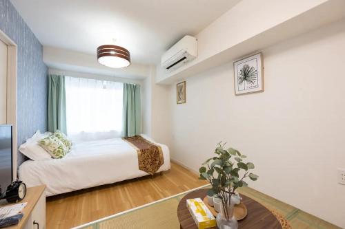a bedroom with a bed and a window at 今和Hotel in Tokyo