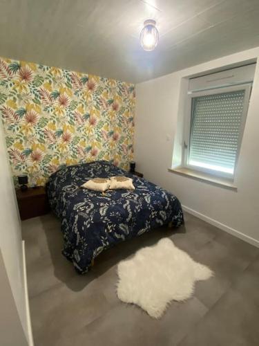 - une chambre avec un lit, une fenêtre et un tapis dans l'établissement La Mignardise, à Mignavillers