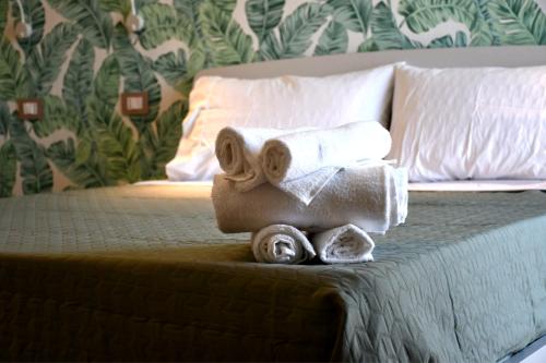 a bedroom with a bed with towels on it at Dimora il Tartufo Relax e Benessere con Spa Privata in Busso