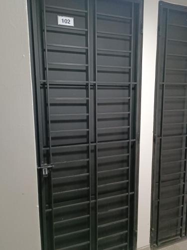a pair of green lockers in a room at San Luis Apartamento 102 Cúcuta in Cúcuta