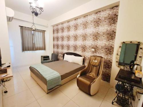 罗东镇老車的家親子民宿的卧室里有一张床、一面镜子和一台电视