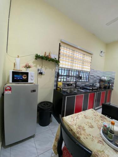 Kuchyň nebo kuchyňský kout v ubytování Homestay Sri Aliff