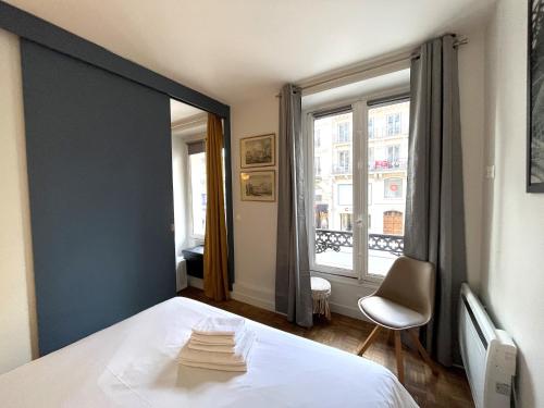 une chambre avec un lit blanc et une fenêtre dans l'établissement Central & functional apartment at Châtelet, à Paris
