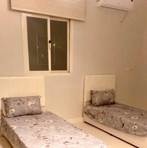 Ένα ή περισσότερα κρεβάτια σε δωμάτιο στο فيافي الهدا للوحدات المفروشة