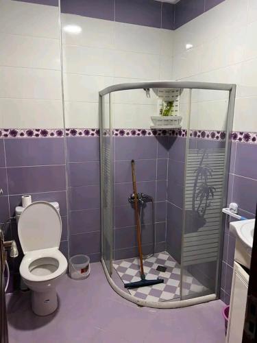 Un baño con ducha, inodoro y lavabo. en مارتيل, en Martil