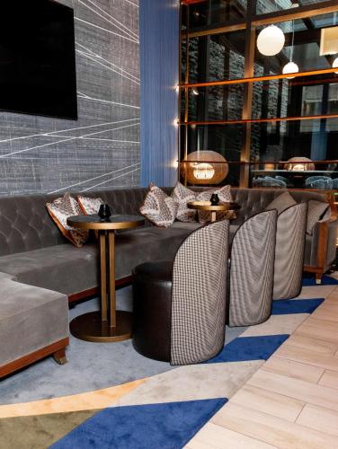Uma área de estar em The Draper New York, Tapestry Collection by Hilton