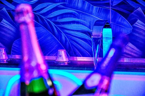 two bottles of beer sitting on top of a sink at Dimora il Tartufo Relax e Benessere con Spa Privata in Busso