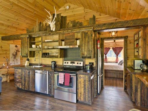 Les Chalets de Môh - 14 chalets indépendantsにあるキッチンまたは簡易キッチン