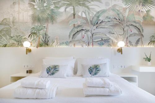 Una cama o camas en una habitación de TMS Veramar Apart Hotel,Beachfront,Pool&Parking