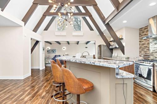 Unique 4BR Into The Woods - Fire Pit homeにあるキッチンまたは簡易キッチン