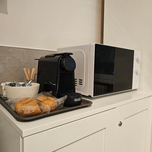 a microwave oven sitting next to a tray of food at San Donato Policlinico BBking in San Donato Milanese