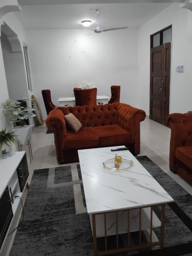 モンバサにある2 bedrooms Lacasa apartment Nyaliのソファとテーブルのあるリビングルーム