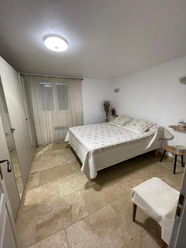 Una cama o camas en una habitación de Gites le Pimayon