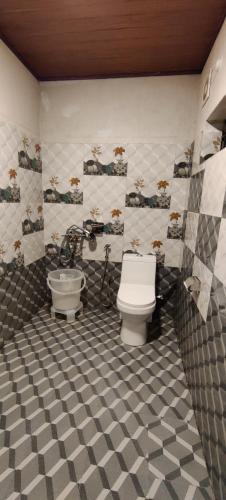 a bathroom with a toilet and a sink at Halli Hithalu Homestay in Chikmagalūr