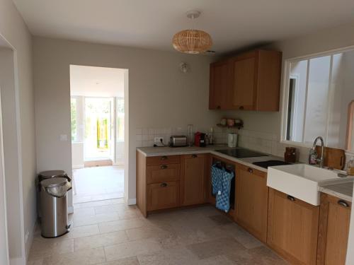 une cuisine avec un évier et un plan de travail dans l'établissement Maison avec jardin, centre ville et plage à pieds, à Houlgate
