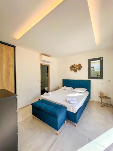 - une chambre avec un lit bleu dans l'établissement Villa Lesia, à Sainte-Lucie de Porto-Vecchio