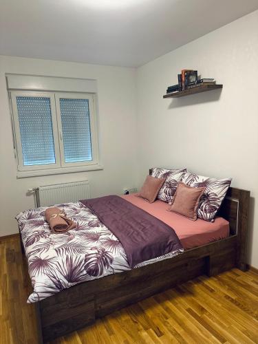 Un dormitorio con una cama grande en una habitación. en Aurora, en Bečej