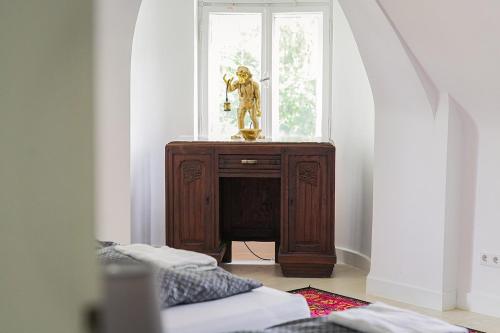 a room with a window and a wooden cabinet with a statue at Schloss Suggenstein in Sigmaringen