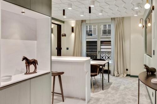 une cuisine et une salle à manger avec une statue de cheval sur un comptoir dans l'établissement Splendide appartement de 50m2 Paris -Montmartre, à Paris