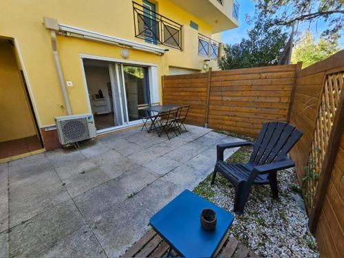 une terrasse avec une chaise, une table et une clôture dans l'établissement Studio 