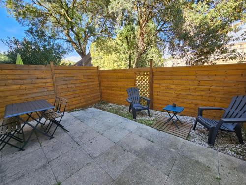 un patio avec des chaises et une table et une clôture dans l'établissement Studio 