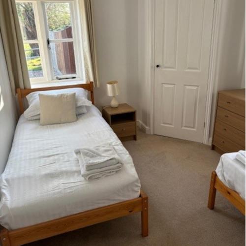 Una cama o camas en una habitación de The Old Cricket pavilion, Bodiam, East Sussex