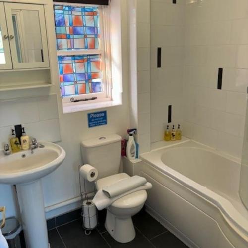 Un baño de The Old Cricket pavilion, Bodiam, East Sussex