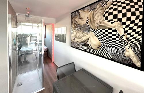 une chambre avec douche et peinture murale dans l'établissement COURSIVES RED-LIGHT 108 Vue Mer, au Cap d'Agde
