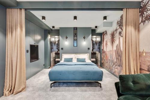 une chambre avec un grand lit et un canapé dans l'établissement Splendide appartement de 50m2 Paris -Montmartre, à Paris