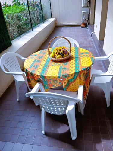 une table avec une corbeille de fruits en haut dans l'établissement Le Concorde, à Saint-Raphaël