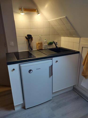 una cocina con fregadero y encimera en Studio au 2e étage de notre maison de ville, en Caen