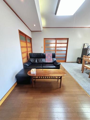 Un lugar para sentarse en 吉祥莊位于高山市内 有一千平方的园林 可远眺日本的阿尔卑斯山脉 四季景色绝佳 可接待9人入住 免费停车