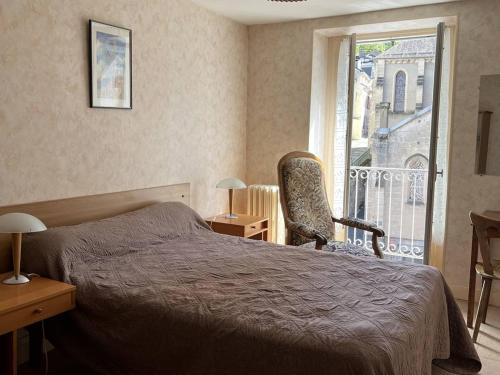 une chambre avec un lit, une chaise et une fenêtre dans l'établissement Appartement T3 chaleureux au centre de Cauterets, 4 couchages, balcon sud, proche thermes et télécabine - FR-1-234-132, à Cauterets