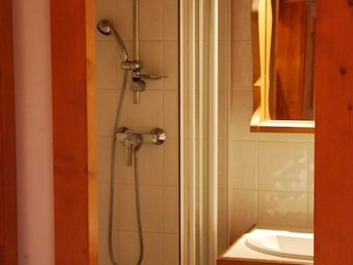 Et badeværelse på Duplex 3 Chambres Les Arcs 1800, Accès Direct aux Pistes, 6 Personnes - FR-1-352-1