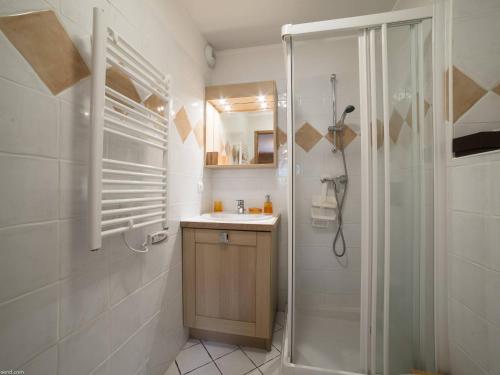 Et badeværelse på Appartement 3 pièces ski aux pieds, parking, internet inclus - FR-1-352-2
