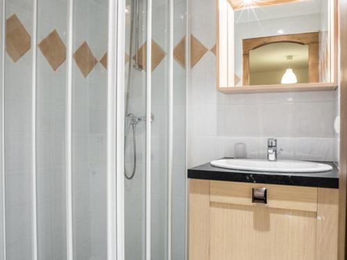 Koupelna v ubytování Spacieux apt moderne avec piscine, 12 pers, Arc 1800 - FR-1-352-15