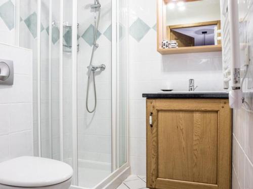 Et badeværelse på Appartement aux Arcs 1800 - 6 pers, parking, wifi - FR-1-352-18