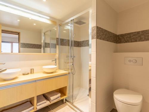 Ένα μπάνιο στο Appartement moderne 3 chambres pour 8 pers. aux Arcs 1800 - FR-1-352-48